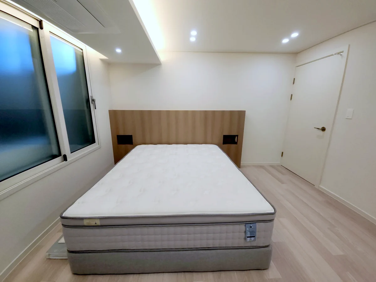 산본 가야주공5단지 아파트인테리어공사 침실 우드 헤드보드와 창